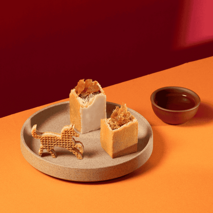 CNY2026 頂級春旺福茶禮盒 (鳳梨酥 + 蘋果酥 + 山丘芭娜娜 + 烏龍茶) 【新年預購 - 保存期限：3月3日或之後】含VVIP馬年布袋